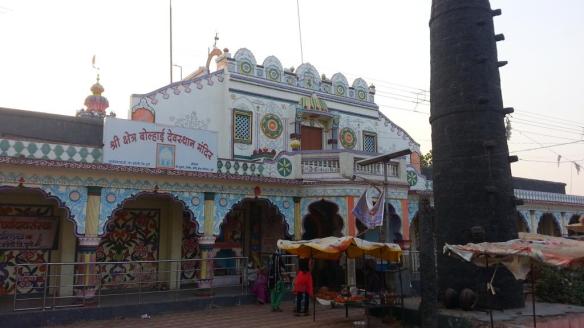 entrance-gate-of-bolhai-temple